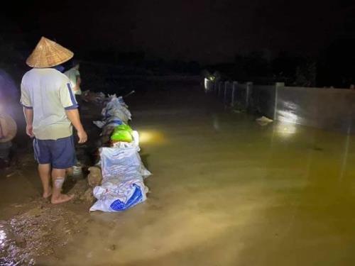 Hà Tĩnh: Dầm mưa trắng đêm đắp đê chống lũ cứu hơn 400 hộ dân